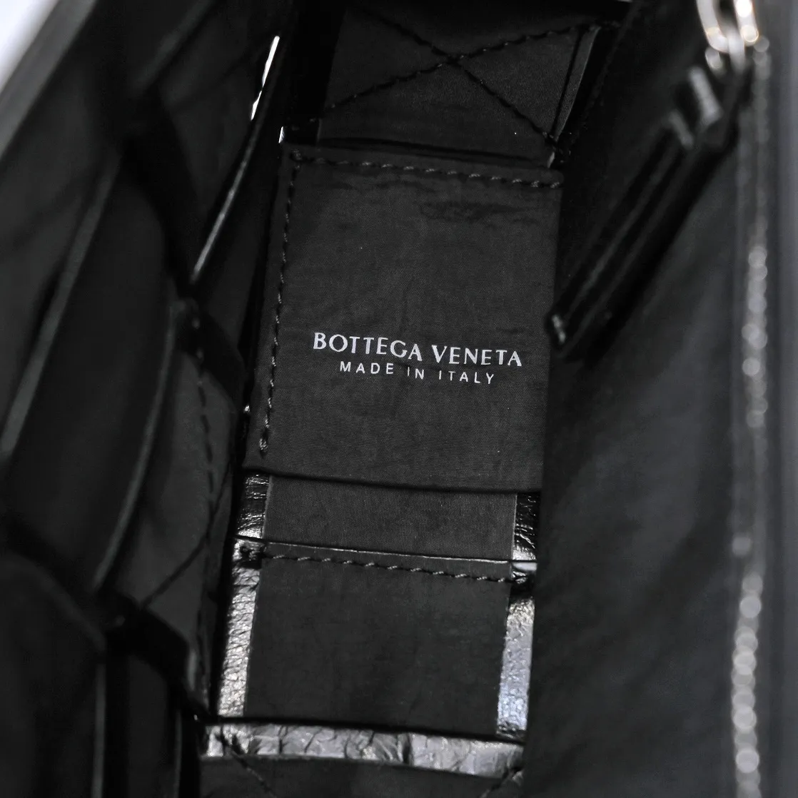 Batch 1460 𝒃𝒐𝒕𝒕𝒆𝒈𝒂 𝒗𝒆𝒏𝒆𝒕𝒂-New style 𝒄𝒂𝒔𝒔𝒆𝒕𝒕𝒆 The new cassette is really for both men and women 🉑️, the leather surface is changed from lamb to waxed calfskin, the gloss is 💯, the shoulder straps are matched with classic triangle elements, exquisite and fashionable, a street photography artifact (ps: super practical‼️) 🌈Only the highest-end in the market, welcome to compare Size: 23*15*5cm.     Model: 6687# oil wax leather